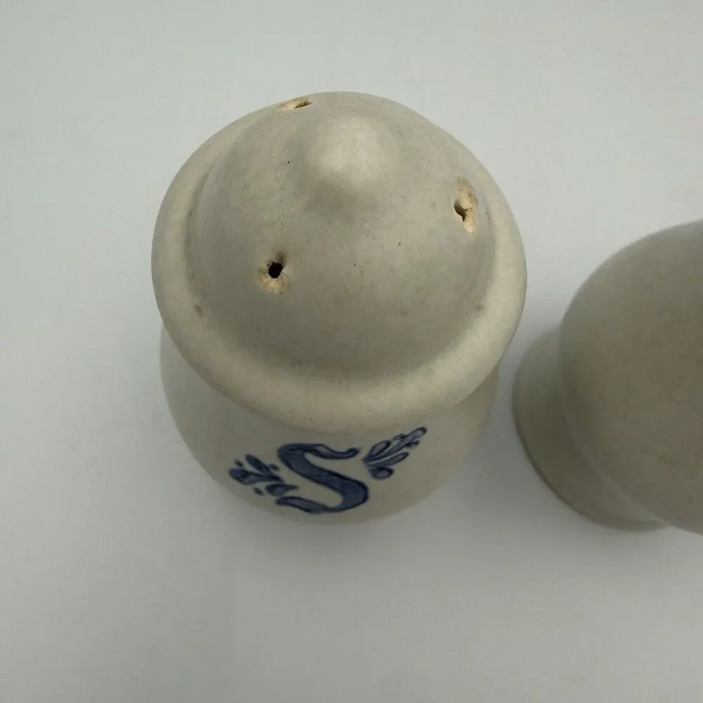 Vintage Pfaltzgraff Yorktowne Salt & Pepper Shakers Set (2-Piece)